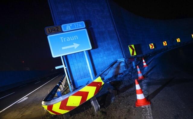 Bei der Autobahnabfahrt Traun ereignete sich gestern Nacht ein schwerer Autounfall. Ein Pkw krachte in die Leitschiene. | Foto: laumat.at/Matthias Lauber