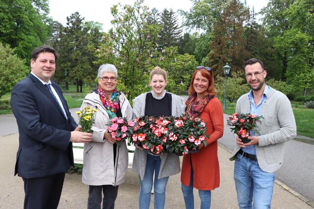 StRin Angela stöckl-Wolkerstorfer als Obfrau der"Wir Niederösterreicherinnen" gemeinsam mit stellvertretender Obfrau GRin Patrizas Wolkerstorfer, sowie Bauernbund-Obmann StR Franz Schwabl und Bg. Stefan Szirucsek, die die ehemalige Landtagsabgeordnete und Bgmin von Baden Erika Adensamer zum Muttertag mit Blumen beglückwünschten. | Foto: Wolkerstorfer
