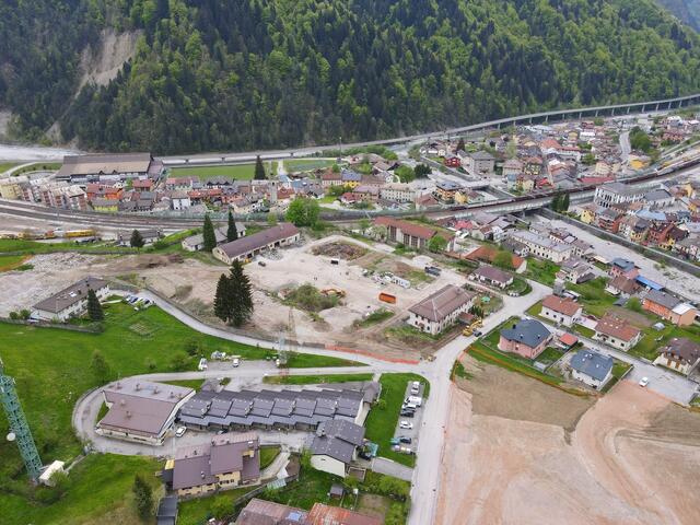 Das Bau-Gelände der ehemaligen Kaserne Zanibon wird derzeit von der Gemeinde Pontebba baureif vorbereitet. | Foto: Hans Jost