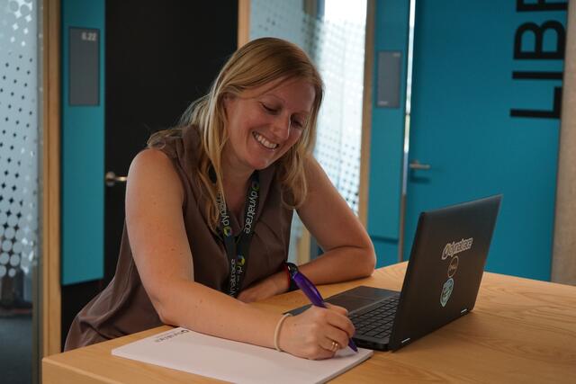 Bei der Forschungstätigkeit im Headquarter von Dynatrace in Linz. | Foto: Privat