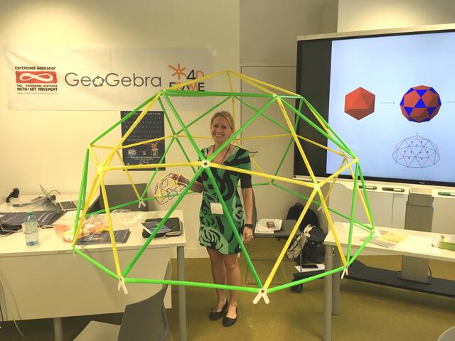 Sara Hinterplattner bei Projekten zu kreativen und interdisziplinären MINT-Themen; experimenteller und spielerischer Zugang zu MINT reduziert die Berührungsängste. | Foto: Privat