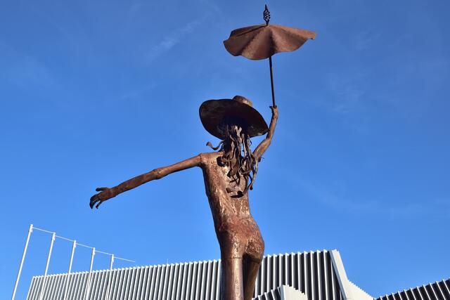 "Tanzende Frau im Regen" (Rückenansicht) von Edwin Strasser. | Foto: Hans-Peter Kriener
