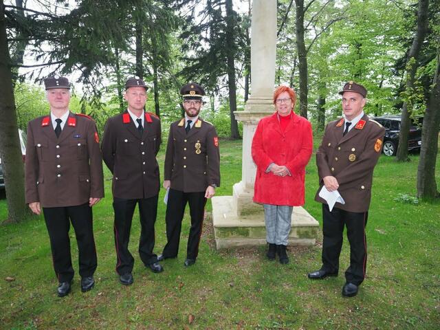 Alois Wutzlhofer wurde am Tag der Feuerwehr das Verdienstzeichen in Gold für seine 45-jährige Tätigkeit bei der Feuerwehr überreicht. | Foto: Feuerwehr Neustift/Rosalia