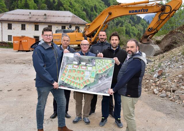 Projektpräsentation in Pontebba: v.l.n.r.: Dennis Kerssen, Georg Hubmann, Assessore Antonino Alongi, Clofers-Mitarbeiter Karsten Beijer, Vizebürgermeister Rudy Gitschthaler, Bürgermeister Ivan Buzzi. | Foto: Hans Jost