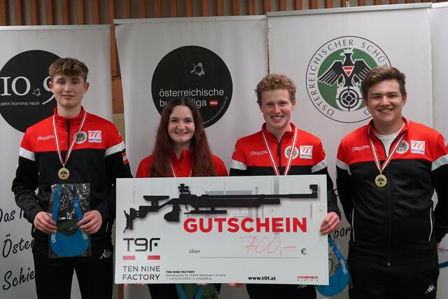 Gold für unsere Jungschützenmannschaft Tirol 1:
Patrick Entner (SG Breitenbach)
Tamara Holaus (SG Fügenberg)
Kevin Weiler (SG Innervillgraten)
Johannes Kuen (SG Thaur)
| Foto: Christian Kramer, TLSB