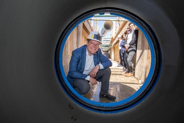 Klimastadtrat Jürgen Czernohorszky bei der großen Baustelle im Zwölften. | Foto: www.annarauchenberger.com / Anna Rauchenberger
