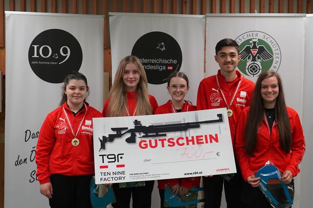 Die siegreiche Mannschaft Tirol 1 / Jugend 2:
Lara Hafner (SG Haiming)
Julia Hirner (SG Münster)
Mia Grosch (SG Wattens)
Marcel Szentannai (SG Scheffau)
Christina Lettenbichler (SG Breitenbach)
| Foto: Christian Kramer, TLSB