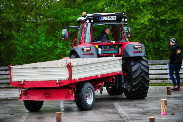 Höchster Schwierigkeitsgrad: Enge Rückwärtseinfahrt mit Hänger in eine Garage. | Foto: Hassl