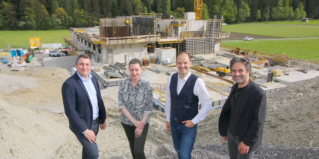 Baustellen-Besichtigung: Architekten DI Florian Schedle und DI Claudia Lechner, Bgm. Stefan Schiestl, DI Andreas Falle (SeneCura)  | Foto: Foto: Walpoth