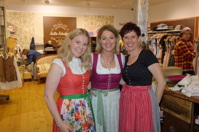 Viele tolle Aktionen lockten die Besucher in die Innenstadt Judenburgs. Mehr als 30 Geschäfte machten mit, hier unter anderem Anita Schaffer mit ihrer Trachtenmode.
