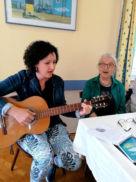Edith Krasser begleitete spontan auf der Gitarre.  | Foto: St. Peter im Sulmtal