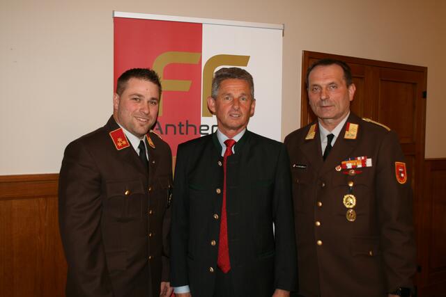 Von links: Ortsfeuerwehrkommandant Marco Schwaiger, der Bürgermeister von Anthering Johann Mühlbacher und Johann Landrichtinger. | Foto:  Freiwillige Feuerwehr Anthering