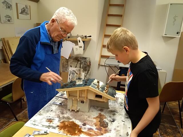 Peter Innerhofer, der Gründer des Krippenvereins Saalfelden gibt sein Wissen gerne an andere weiter. | Foto: Krippenverein Saalfelden