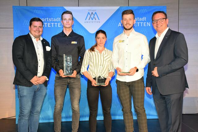 Sportstadtrat Peter Pfaffeneder, Niklas Keller, Viola Simmer, Lorenz Ursprunger, Bürgermeister Christian Haberhauer
 | Foto: Stadtgemeinde Amstetten