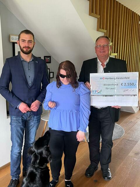 Bezirksparteiobmann GR Luca Geistler und Herbert Lechner übergaben die Spende an Laura Spies. | Foto: FPÖ Hartberg-Fürstenfeld