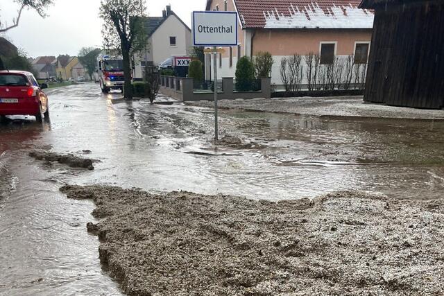 Überschwemmungen und Schlamm in Ottenthal. | Foto: FF Ottenthal