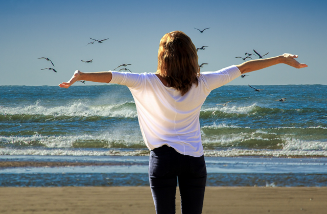 Endlich ist der Sommer da! Doch auch in der warmen Jahreszeit hat die Haut keine Ferien: Egal ob beim Spazieren, Arbeiten im Freien oder im Urlaub - man sollte immer darauf achten, sich vor der Sonne zu schützen. | Foto: Pixabay