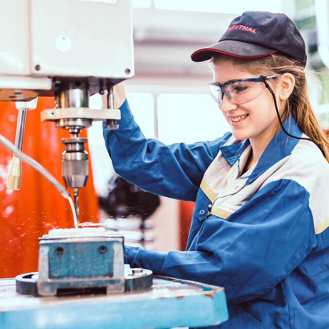 Immer mehr Mädchen ergreifen bei den ÖBB einen technischen Beruf und lassen sich in der Lehrwerkstätte in Salzburg ausbilden. | Foto: ÖBB/Michael Fritscher