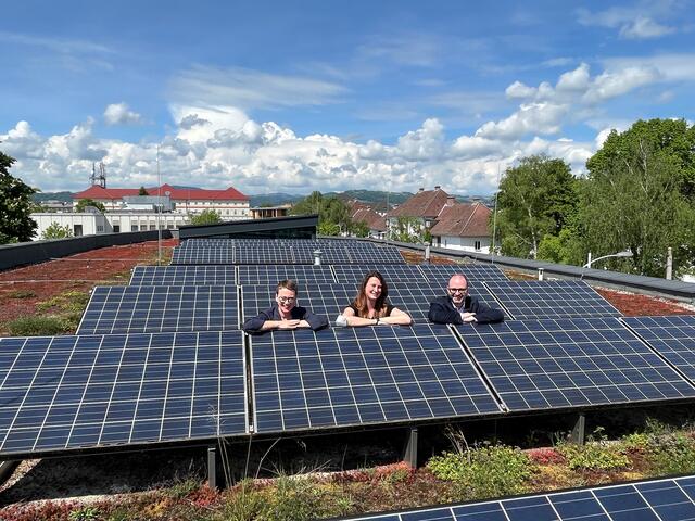Eva Schobesberger (Grüne, Eva-Maria Seidel (Technisches Gebäudemanagement) und Dietmar Prammer (SPÖ) präsentieren neuen Solar- und Gründachpotential-Kataster der Stadt Linz. | Foto: Stadt Linz