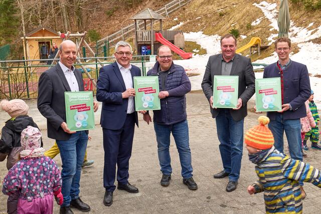 Herkunftstafelverleihung an Dreibergbach-Wirt aus Plainfeld im Kindergarten Plainfeld. Von links.: Wolfgang Ganzenhuber (Bürgermeister Plainfeld), Landesrat Josef Schwaiger, Martin Edlinger (Wirt Restaurant Dreibergbachl), Rupert Reischl (Bürgermeister Koppl) und Johannes Fürstaller (Bürgermeister Ebenau) im Kindergarten Plainfeld. | Foto: Salzburger Agrarmarketing/Anton Stefan