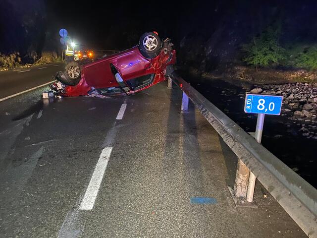 Auf der Eibergbundesstraße verlor ein PKW-Lenker in einer Linkskurve die Kontrolle über sein Fahrzeug.  | Foto: ZOOM.Tirol