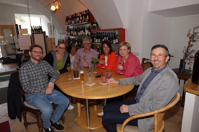 Diese illustre Runde gönnte sich in der neuen Vinothek in der nähe des Hauptplatzes ein gutes Glas Wein.