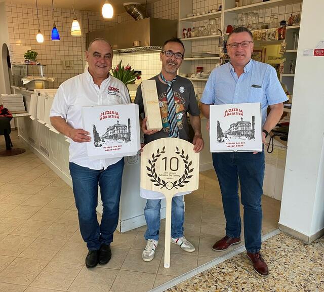 Vertreter der Wirtschaftskammer Burgenland mit dem Jubilar (m.) in dessen Pizzeria. | Foto: WKB