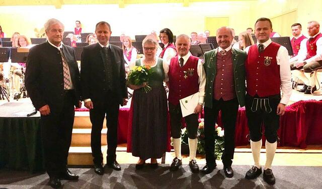v.l.n.r.: Vizebürgermeister Herbert Siebenhofer, Obmann Norbert Stolz, Maria Stolz, der geehrte Josef Stolz, Bürgermeister Gerhard Stolz und Kapellmeister Johannes Lintschinger. | Foto: Musikverein "Alpenklänge" Krakauebene