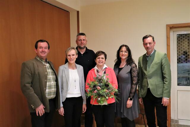 Waltraud Walch (Bildmitte) mit dem VP-Ortsparteivorstand Franz Schrottner (li), Annemarie Sperl, Christian Rainer, Renate Scheifler und Ernst Gödl | Foto: Edith Ertl