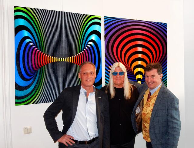 Vernissage in Graz: Werkbund Vizepräsident Christian Gollob mit Frank Peter Hofbauer und Präsident Bernd F. Holasek, vor den beiden Bildern „Klimawandel“. | Foto: Heidi Hofbauer