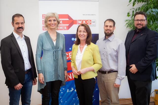 v.l. Bezirksstellenleiter Mario Müller-Kaas, Workshopleiterin Ilse Ennsfellner, Bezirksstellenobfrau Anne Blauensteiner, Bezirksvorsitzender der Jungen Wirtschaft Lukas Karl und Ausschussmitglied Christoph Haider. | Foto: fotozwettl.at