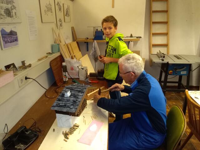 Die junge Generation erfreut sich stets daran, mit Peter Innerhofer an einer Krippe zu arbeiten, er versteht es mit Ruhe und Geduld die Jüngsten in die Materie einzuführen. | Foto: Krippenverein Saalfelden