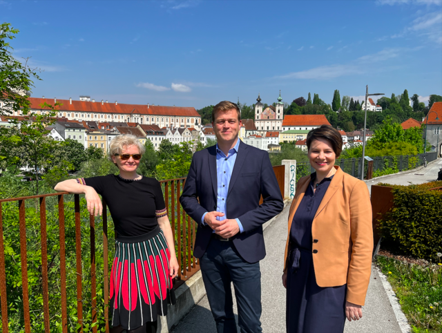 Gemeinderätin Ruth Pohlhammer, Landesrat Stefan Kaineder und Landtagsabgeordnete Dagmar Engl bei der Pressekonferenz in Steyr. | Foto: Grüne OÖ