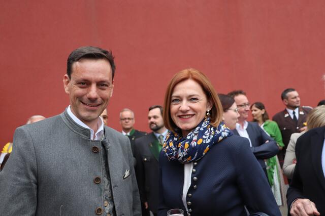 Nationalrat Ernst Gödl und EU-Abgeordnete Simone Schmiedtbauer, die als Nachfolgerin von Elisabteh Köstinger ins Spiel gebracht wird, am Freitag bei Gödls Geburtstagsfeier.  | Foto: Edith Ertl