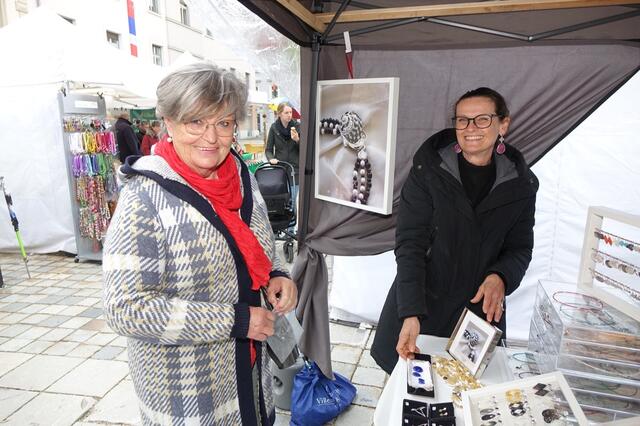 Zahlreiche Besucher trotzdem dem nicht ganz so optimalen Wetter und stöberten beim Töpfer- und Handwerksmarkt am Judenburger Hauptplatz.