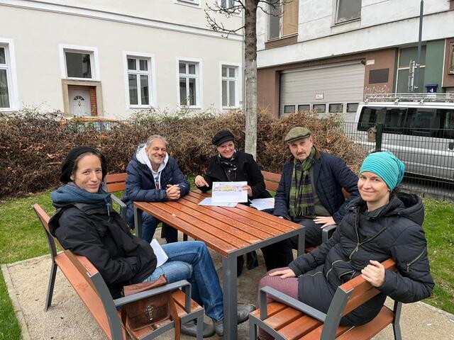 Bei einem Treffen kamen Bezirksräte und Interessierte zusammen, um ihre Wünsche und Ideen für das Grätzel zu besprechen. | Foto: Neos