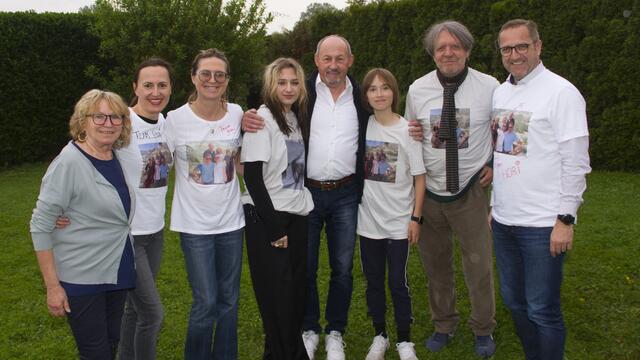 "Hori" Josef Horvath feierte im Kreise seiner Familie seinen 75er. Von links Gattin Anni, Töchter Barbara und Eva, Lisa, Hori, Adam, Helmut Berger, Hannes Binder.