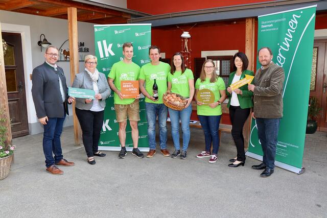 „Future Farm Rockers“: Jung-Landwirt:innen und bäuerliche Vertreter:innen aus dem Bezirk zeigen sich optimistisch für die Zukunft. | Foto: Alfred Mayer