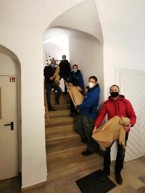 Die Mitglieder des Vereines transportieren die Holzfiguren ganz behutsam von einem Ort zum anderen. | Foto: Krippenverein Saalfelden