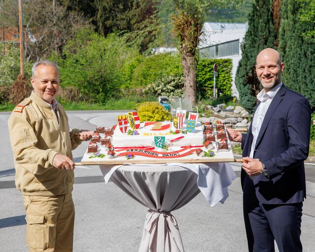 Salzburger Landesfeuerwehrkommandant Günter Trinker und Peter Gschiel von Billa freuten sich über den hohen Spendenerlös. | Foto: Billa AG