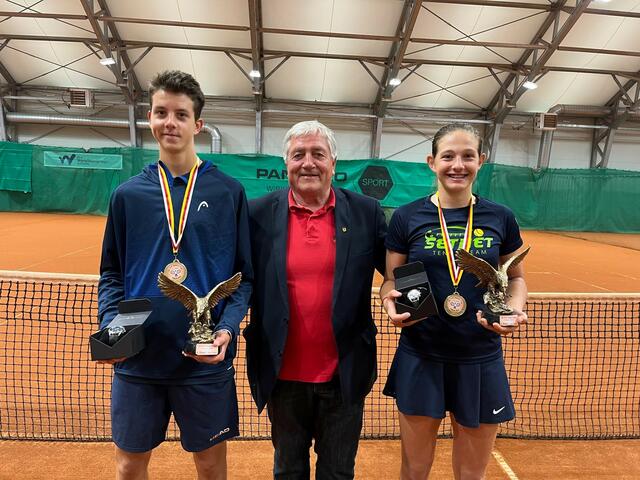 AS-Obmann Gerhard Kofler mit den beiden Turniersiegern - Mia Ristic und Matej Dodig | Foto: VAS / Kohlmayer