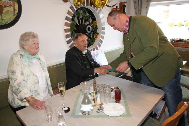 Jubilar Franz Bauer mit Gattin Maria sowie Bürgermeister außer Dienst Thomas Berger bei der Gratulation. | Foto: Buchi