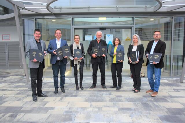 
Kulturstadtrat Stefan Jandl, Bürgermeister Christian Haberhauer, Ingrid Schwarzenbacher, Gerhard Ziskovsky, Elisabeth Loinig, stellvertretende Stadtamtsdirektorin und Abteilungsleiterin Kerstin Kronsteiner, Archivar Thomas Buchner | Foto: Stadtgemeinde Amstetten