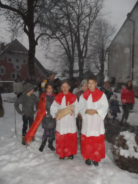 Am 24. Dezember nach der Kindermette wird das Jesukind feierlich zur Stadtkrippe in Saalfelden geleitet. | Foto: Krippenverein Saalfelden