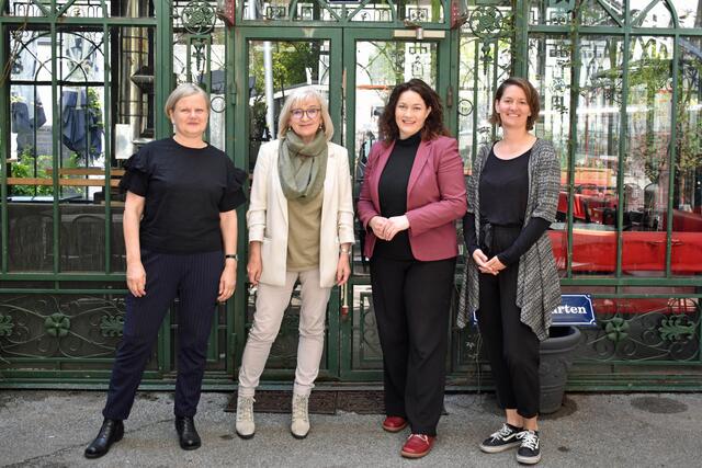 Die neue Koordinationsstelle für Klimakultur wurde heute vorgestellt. Im Bild v.l. Helene Schnitzer, TKI, LRin Beate Palfrader, LHStvin Ingrid Felipe und Lisa Prazeller, Klimabündnis | Foto: Land Tirol/Huldschiner