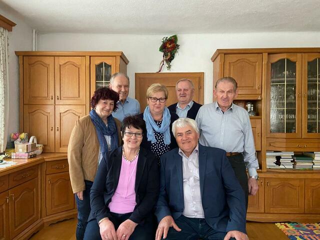 Vorne sitzend: Vizebgm. Maria und Josef Gruber
Hinten stehend: Anna und Johann Schmidt, Obfrau Ernestine und Johann Resel, Franz Schmid | Foto: Marktgemeinde St. Leonhard am Forst