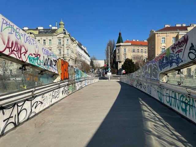 Die frisch gestrichene Paul-Amann-Brücke wurde binnen kürzester Zeit von Sprayern eingenommen. | Foto: Patricia Hillinger