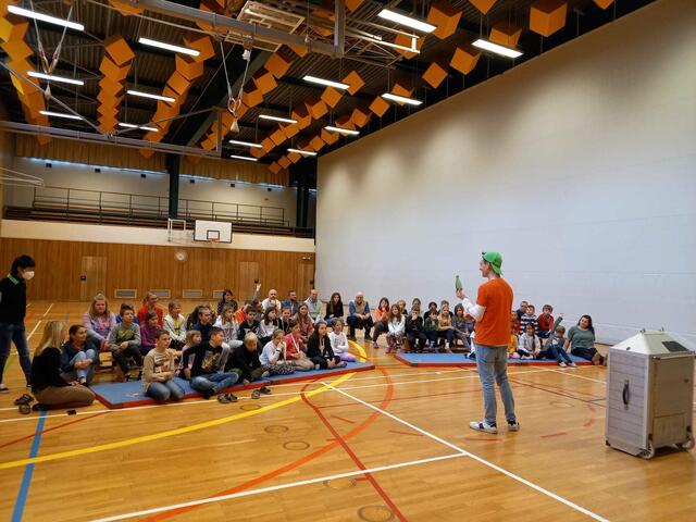 Der Zauberer Bobby Bottle erklärte den Kinder das Glasrecycling.  | Foto: AWV Judenburg