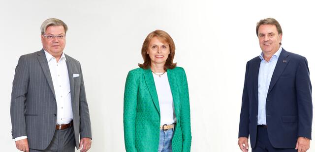 WBNÖ Landesobmann WKNÖ Präsident Wolfgang Ecker (r.) und WBNÖ Direktor Harald Servus (l.) gratulieren WBNÖ Spitzenfunktionärin Susanne Kraus-Winkler zu ihrer Funktion als Staatssekretärin für Tourismus. | Foto: WBNÖ