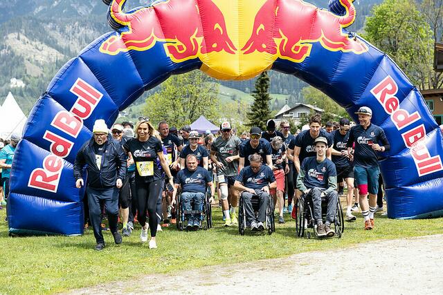 Anna Gerhardter startete dieses Mal beim App Run in Saalfelden an der Seite der beiden Biathleten Simon Eder und Julian Eberhardt. | Foto: Markus Berger/Wings for life world run